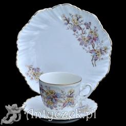 Cenna porcelanowa filiżanka z talerzykami w stylu barokowym
