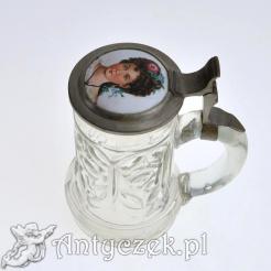 Kufel szklany z XIX wieku z porcelanową miniaturą
