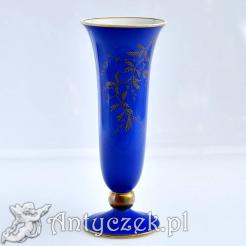 Cenny porcelanowy wazon w formie fletu