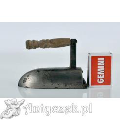 Ciekawe żelazko na duszę- miniatura zabytkowa