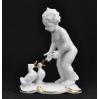Chłopiec karmiący kaczki! Biała figurka porcelanowa!