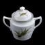Kwitnące konwalie na białej porcelanie z przełomu XIX i XX wieku